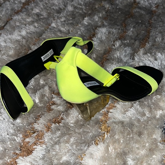 Cape Robin Neon Green Heels - Picture 2 of 2